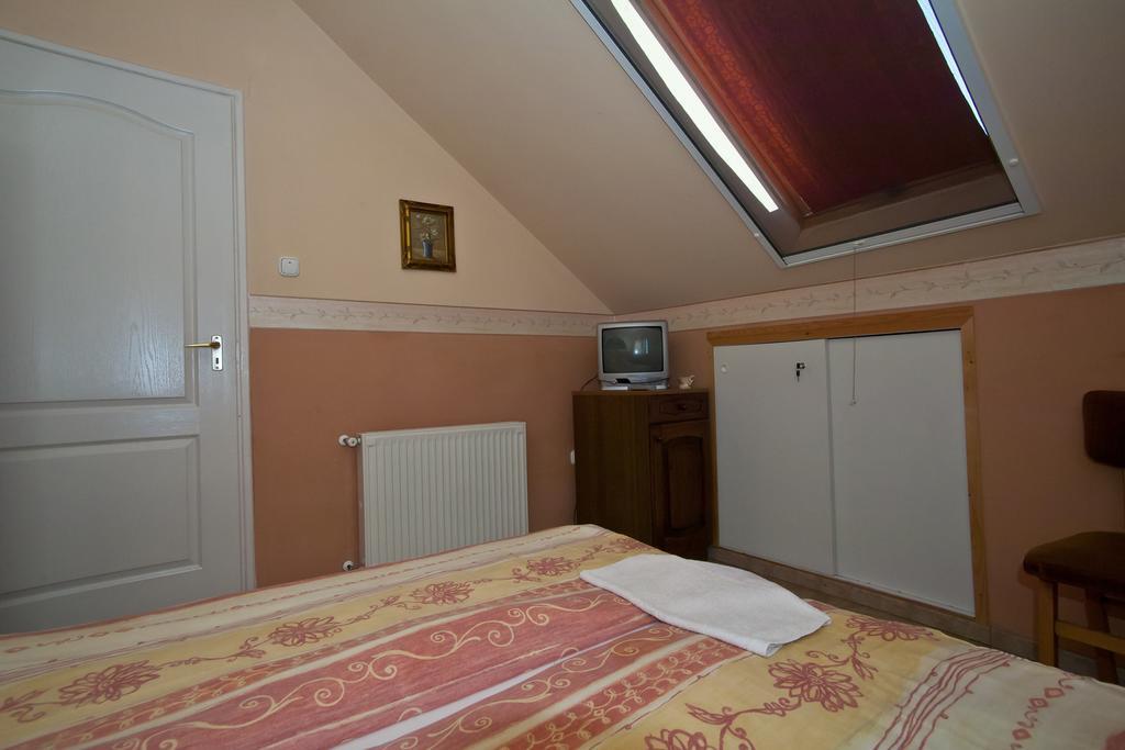 Margaret Apartman Egerszalók Rum bild