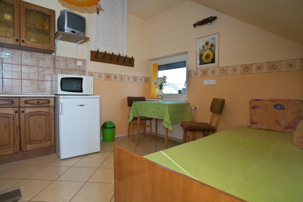 Margaret Apartman Egerszalók Rum bild