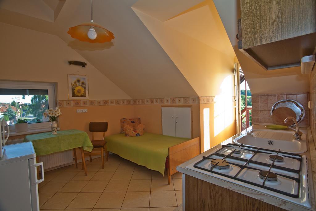 Margaret Apartman Egerszalók Rum bild